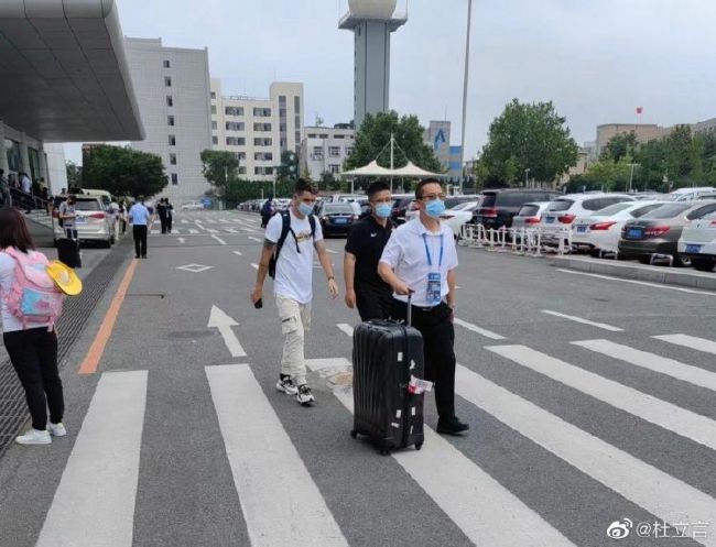 穆里尼奥：热刺的奖杯陈列室空空荡荡 却在决赛前两天解雇我穆里尼奥参加前切尔西中场米克尔的The Obi One Podcast节目时嘲讽热刺，穆帅表示热刺没有什么奖杯，却在决赛前两天把他解雇了。